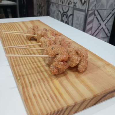 PINCHOS cubitos de pechuga de pollo rebozados con salsa